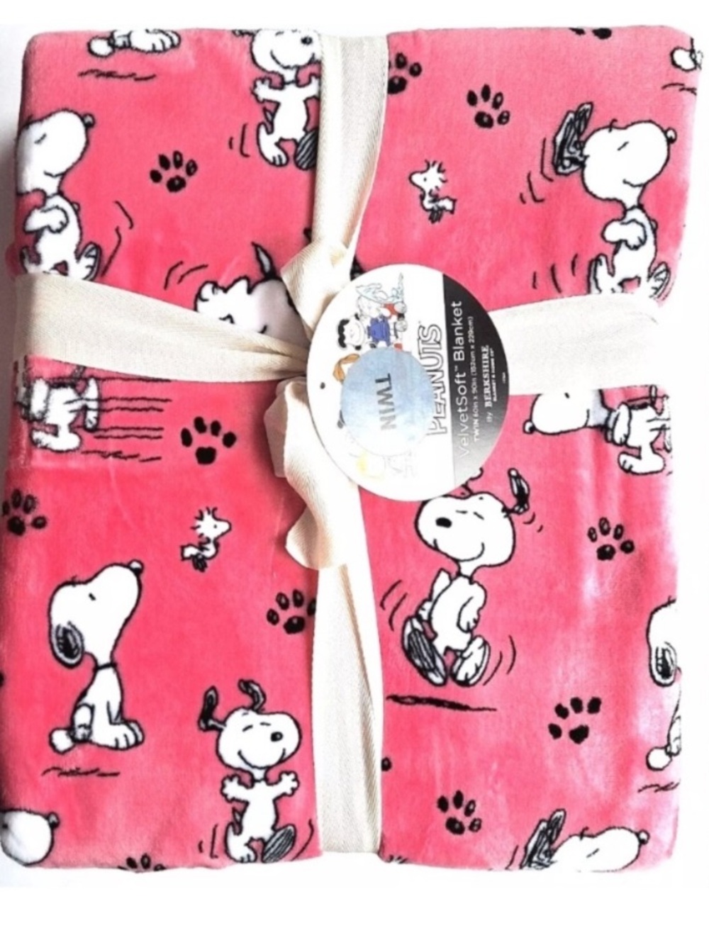 Peanuts snoopy paws and poses hot pink blanket